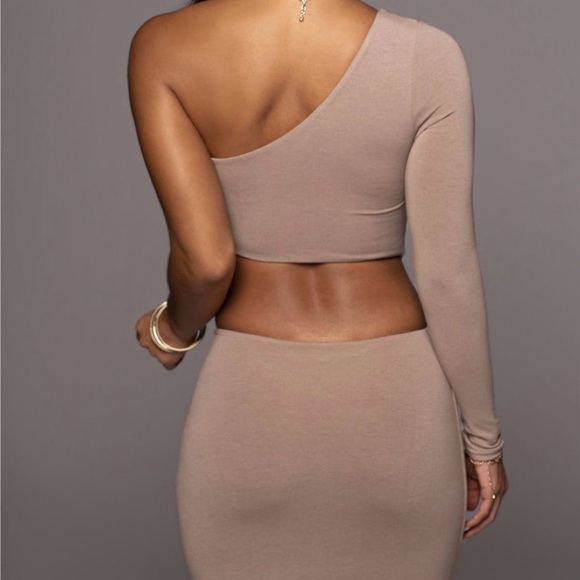 One sleeve cut out midi dress - Picture 2 of 2